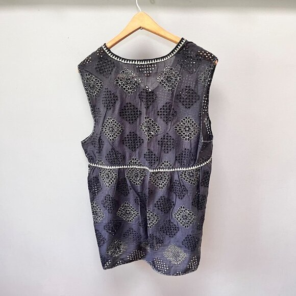 Hoss Eyelet Diamond Designed Sleeveless Blouse- Size‎ 44. (Medium-Large) - Picture 4 of 4